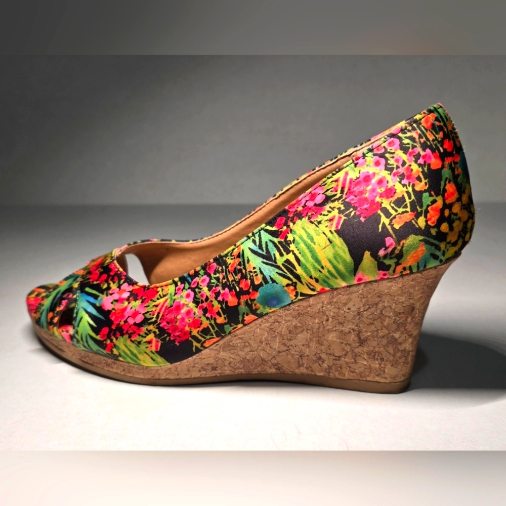 dexflex comfort Black Floral Cork Wedge Pumps